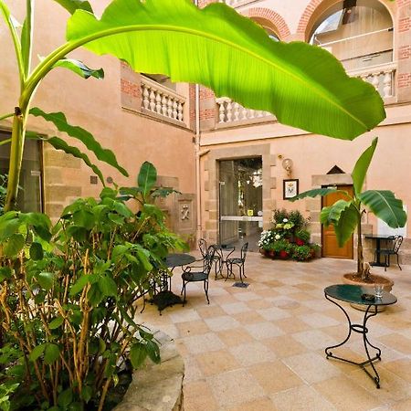 Hotel Montespan บูร์บง-ลาร์ชองโบลต์ ภายนอก รูปภาพ