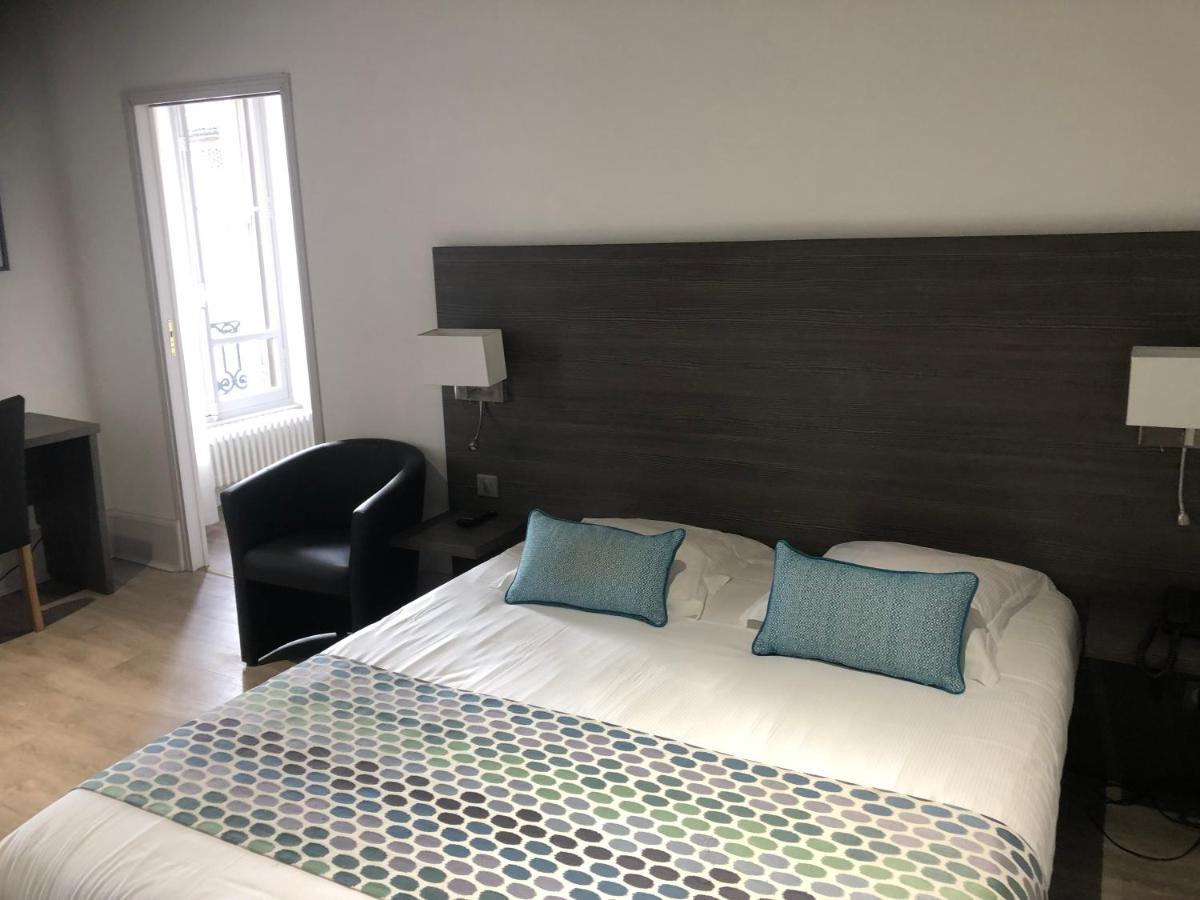 Hotel Montespan บูร์บง-ลาร์ชองโบลต์ ภายนอก รูปภาพ