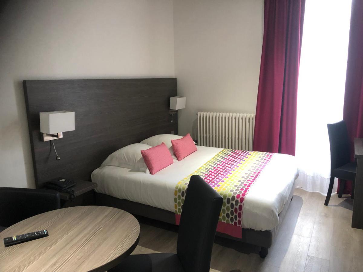 Hotel Montespan บูร์บง-ลาร์ชองโบลต์ ภายนอก รูปภาพ