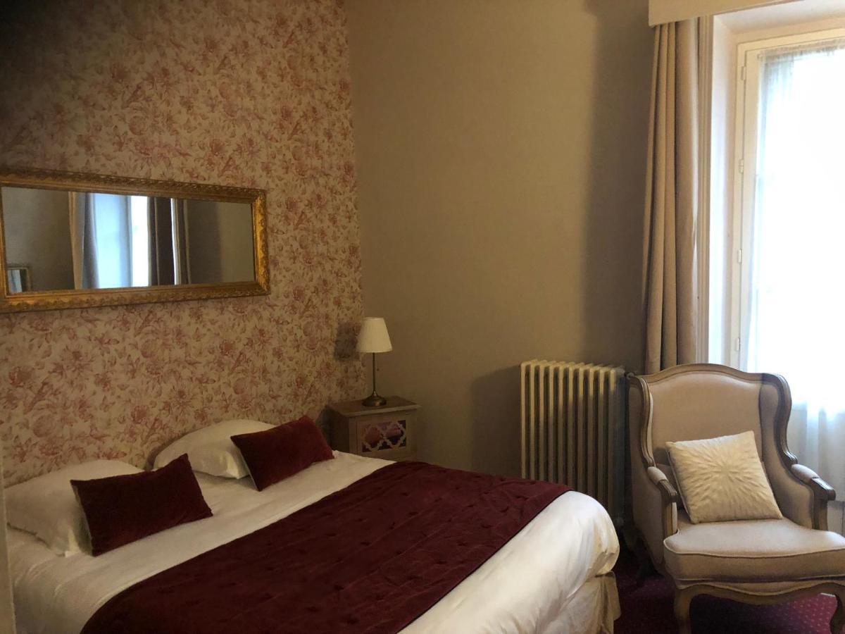 Hotel Montespan บูร์บง-ลาร์ชองโบลต์ ภายนอก รูปภาพ