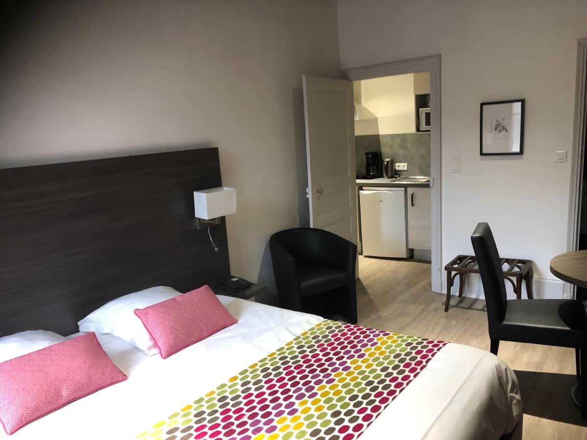 Hotel Montespan บูร์บง-ลาร์ชองโบลต์ ภายนอก รูปภาพ