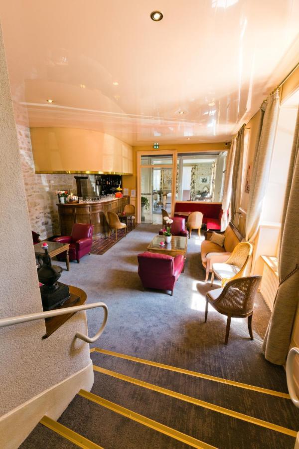 Hotel Montespan บูร์บง-ลาร์ชองโบลต์ ภายนอก รูปภาพ