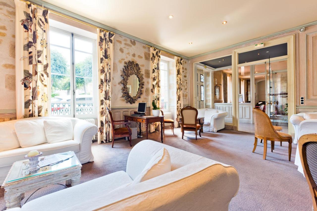 Hotel Montespan บูร์บง-ลาร์ชองโบลต์ ภายนอก รูปภาพ